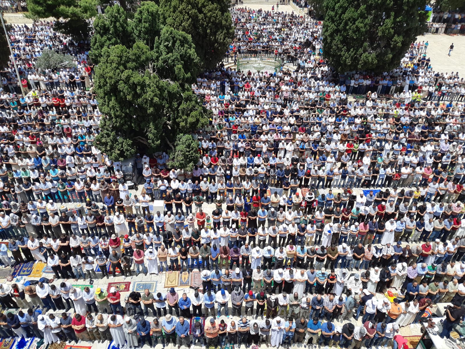 200 الف يؤدون صلاة الجمعة الثانية من رمضان في رحاب المسجد الاقصى وسط إجراءات أمنية إسرائيلية مشددة